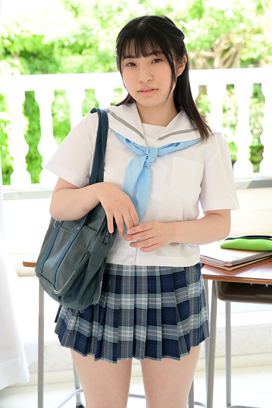 吉田里佳子の制服コスプレ