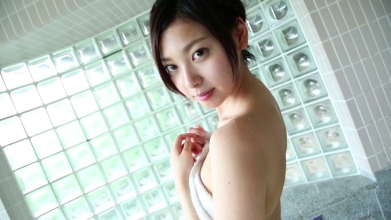 西田夏芽の手ブラ美乳