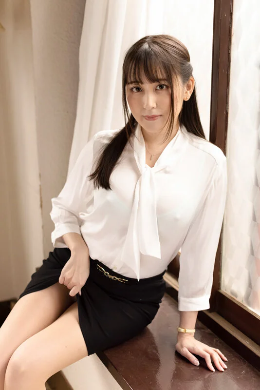 岬愛奈のOLスーツコスプレ