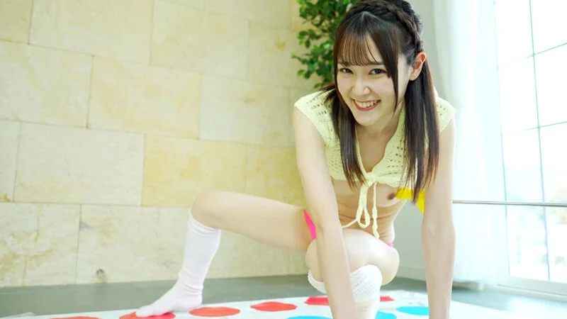 衛藤ひかりの乳首丸出しマイクロビキニツイスターゲーム